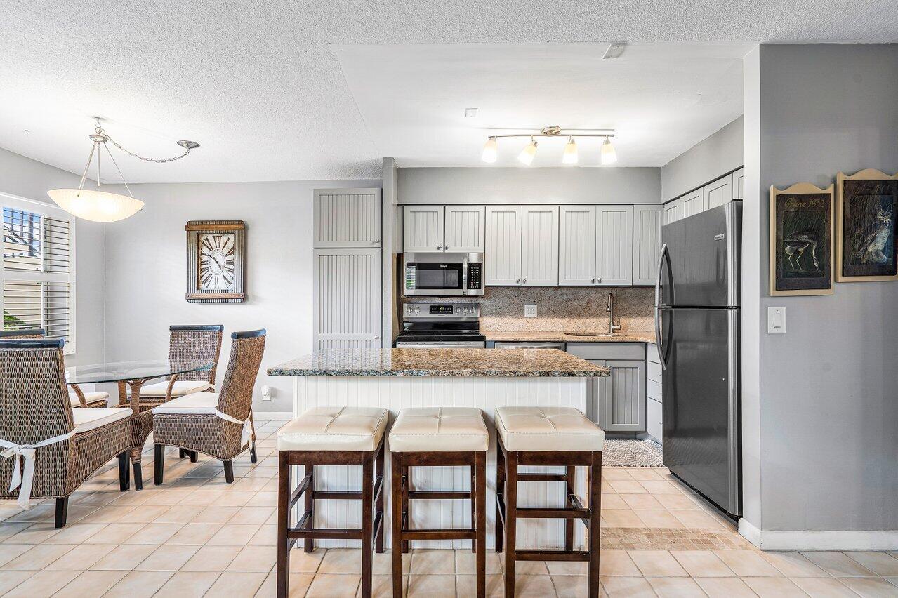 BEACH HOUSE CONDO - Residential