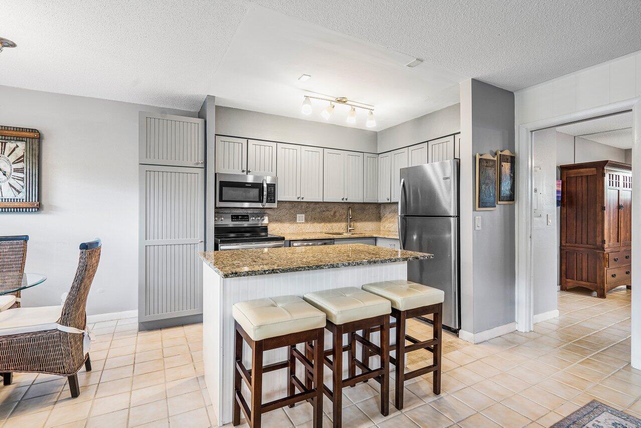 BEACH HOUSE CONDO - Residential