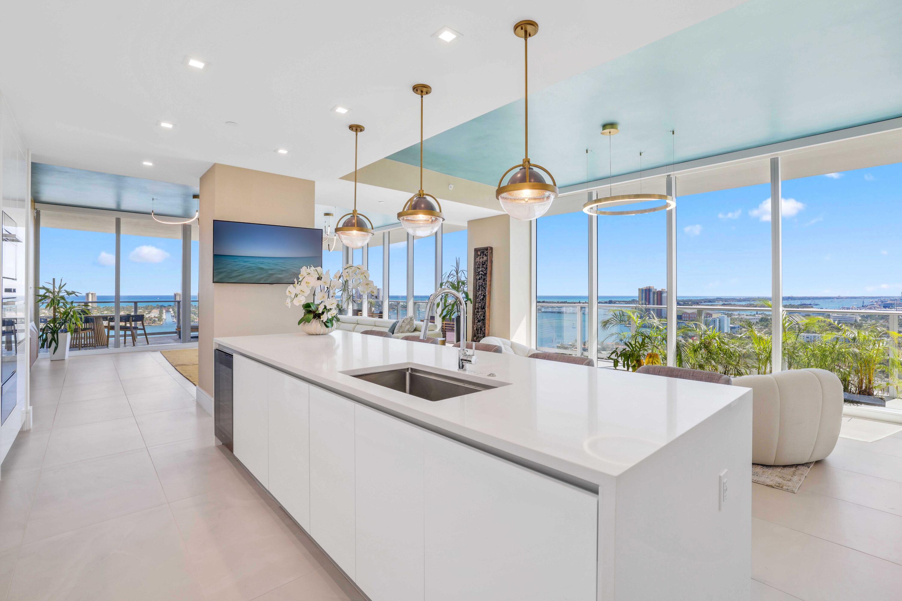 NAUTILUS 220 CONDOMINIUM - Residential