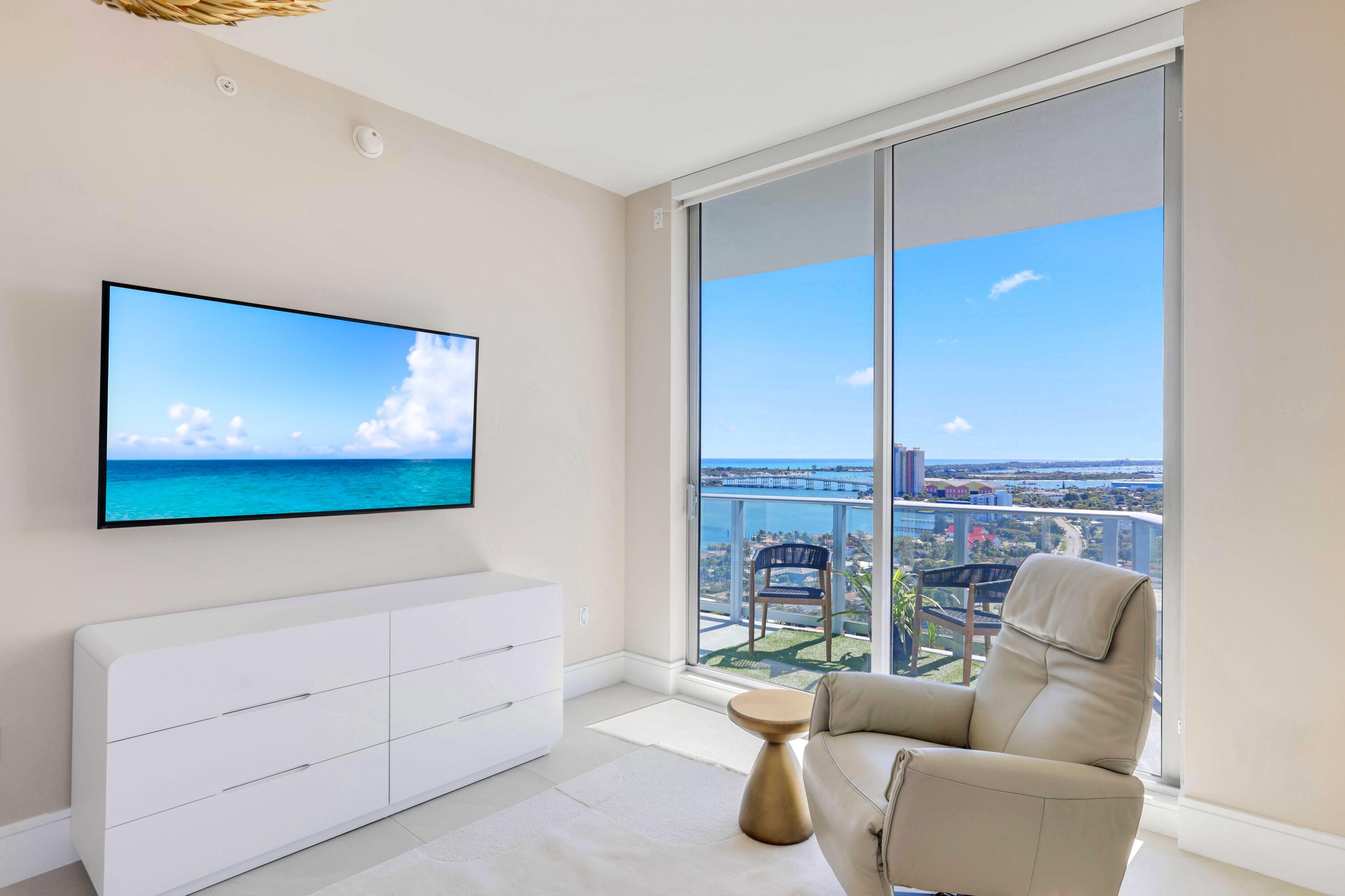 NAUTILUS 220 CONDOMINIUM - Residential