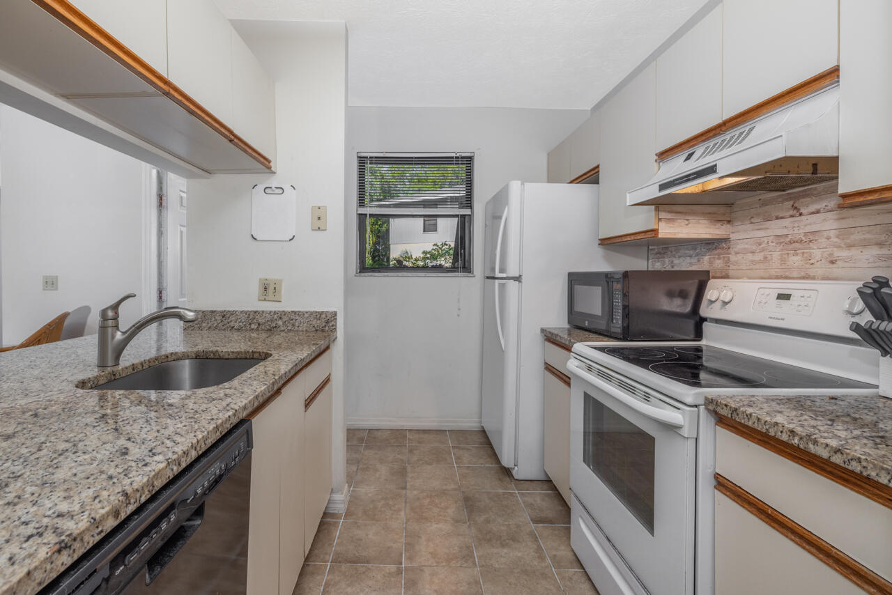 FAIRWAY PALMS CONDO - Residential