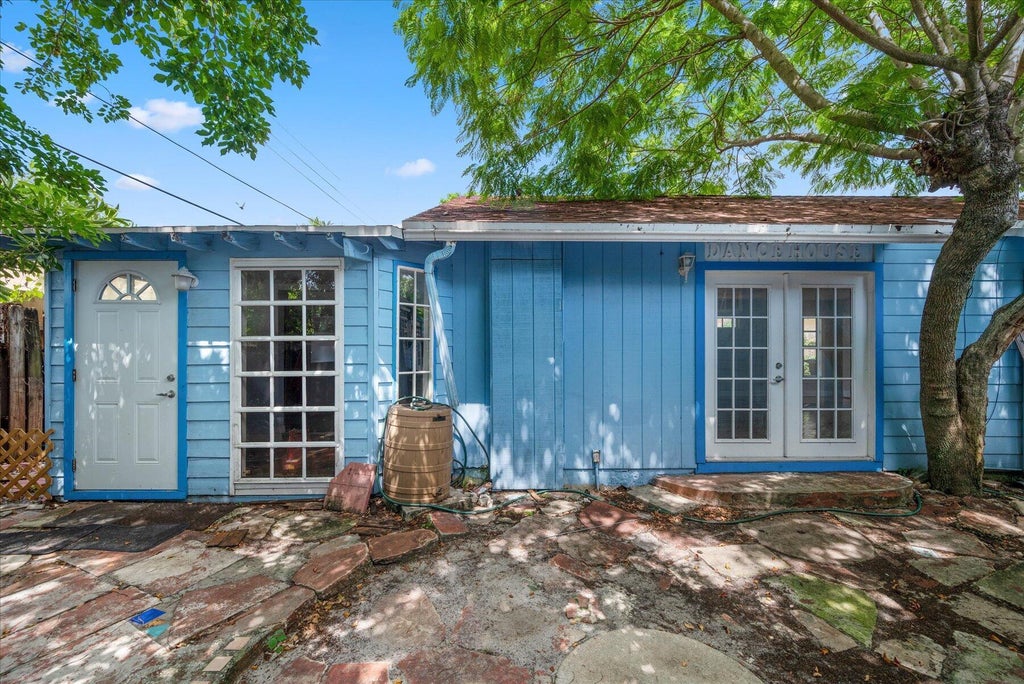 Photo of 714 W LAKEWOOD Road #B, West Palm Beach, FL 33405 (MLS # B26092043)