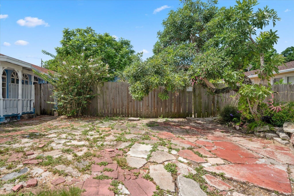 Photo of 714 W LAKEWOOD Road #B, West Palm Beach, FL 33405 (MLS # B26092043)
