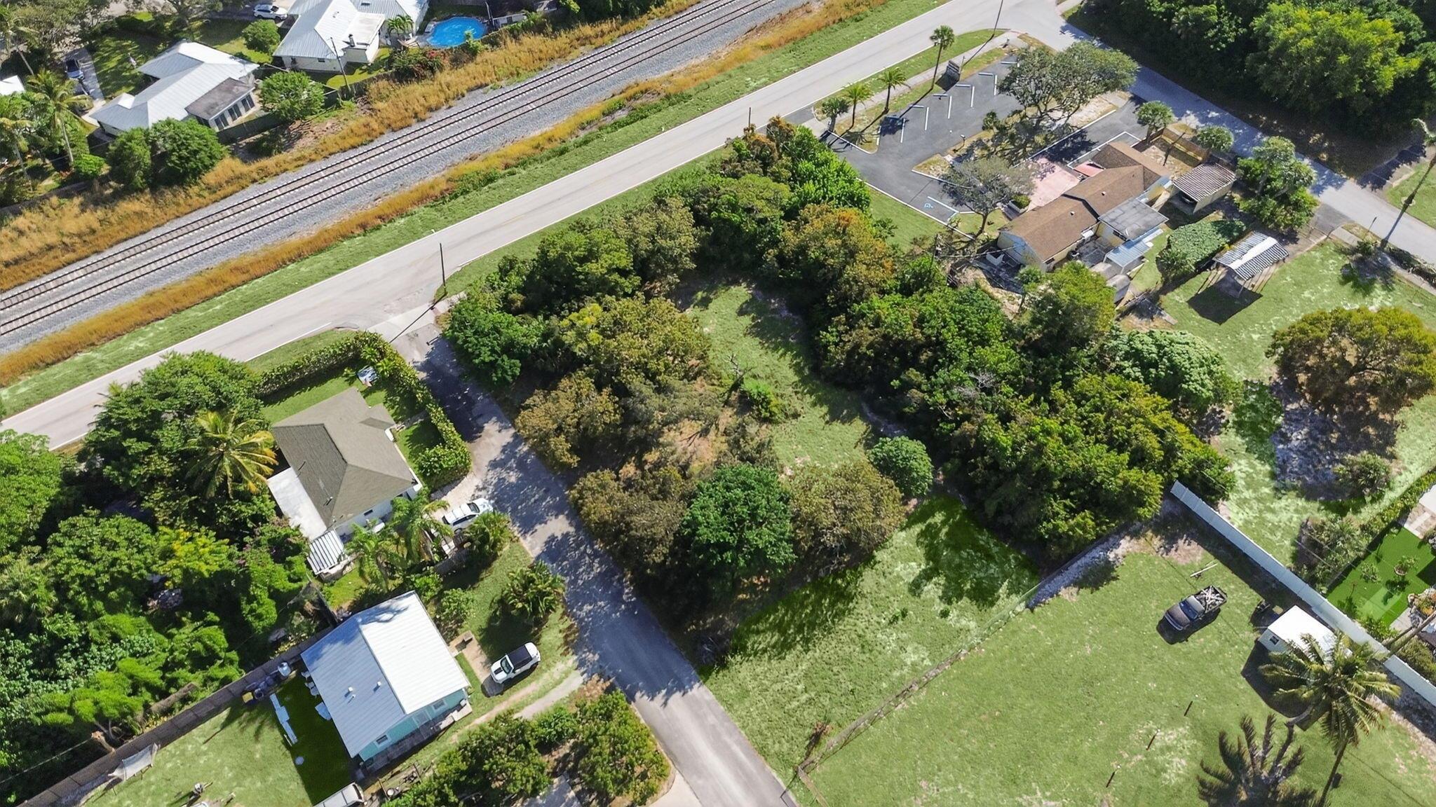 LYONS'S UNREC - Land