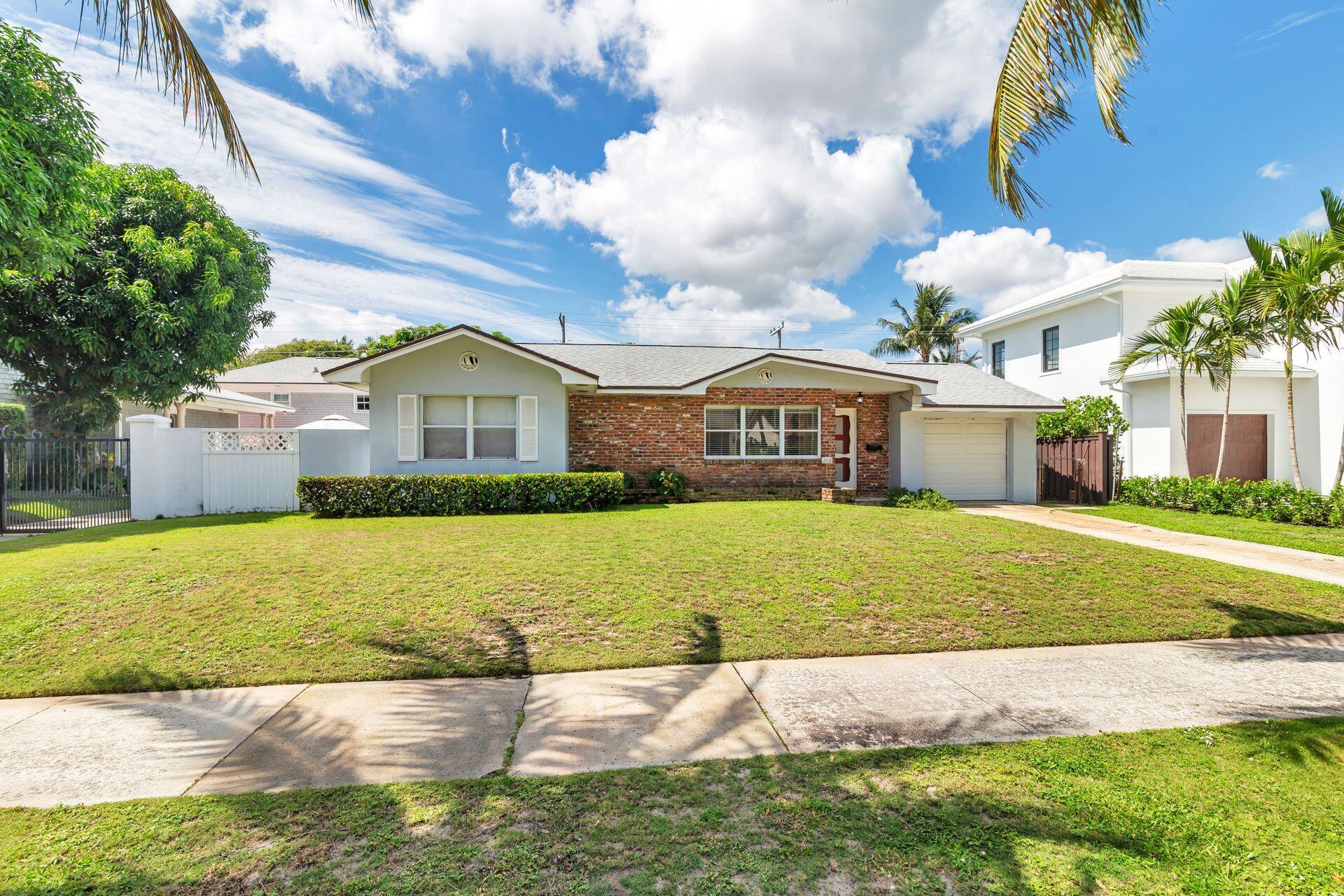 206 Pershing Way, West Palm Beach, FL, 33401/$2,295,000 3 206 Pershing Way