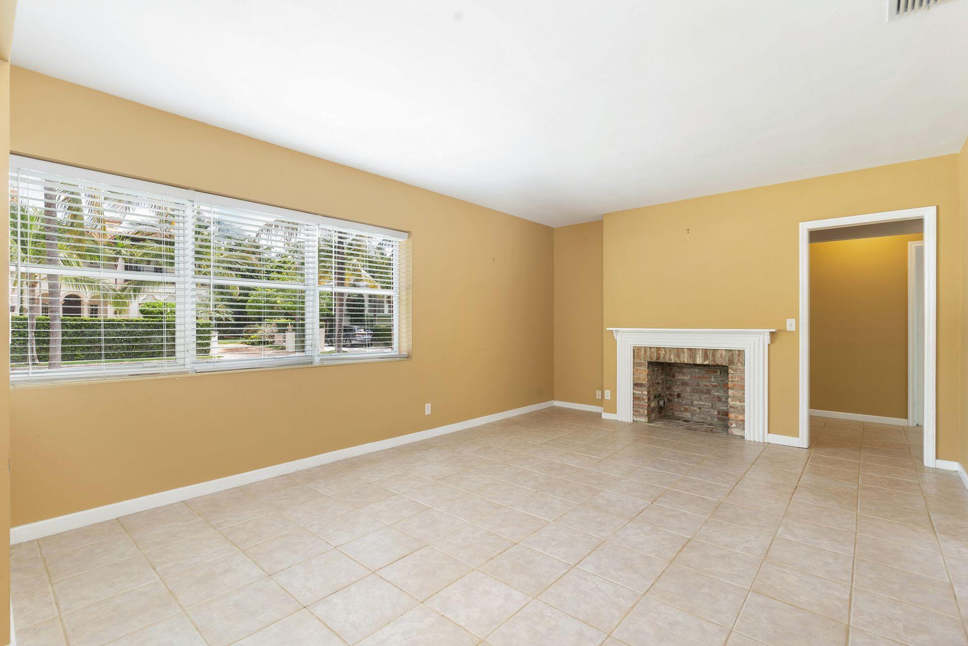206 Pershing Way, West Palm Beach, FL, 33401/$2,295,000 4 206 Pershing Way