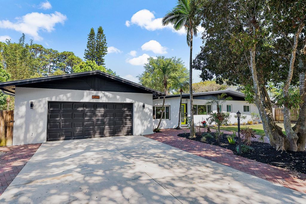 Photo of 805 SE Madison Avenue, Stuart, FL 34996 (MLS # R10982513)