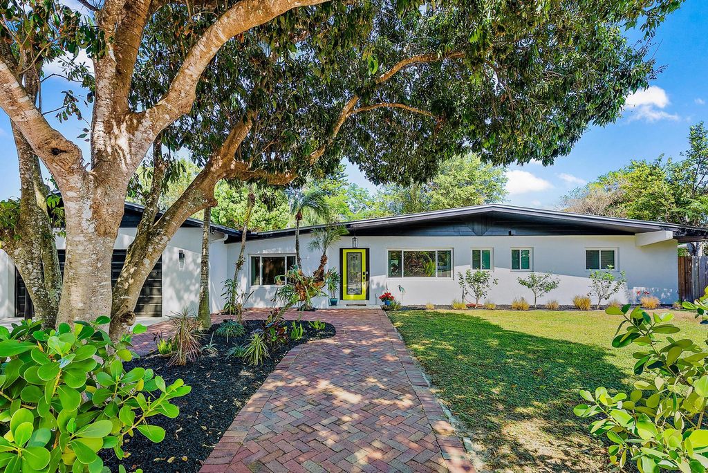 Photo of 805 SE Madison Avenue, Stuart, FL 34996 (MLS # R10982513)