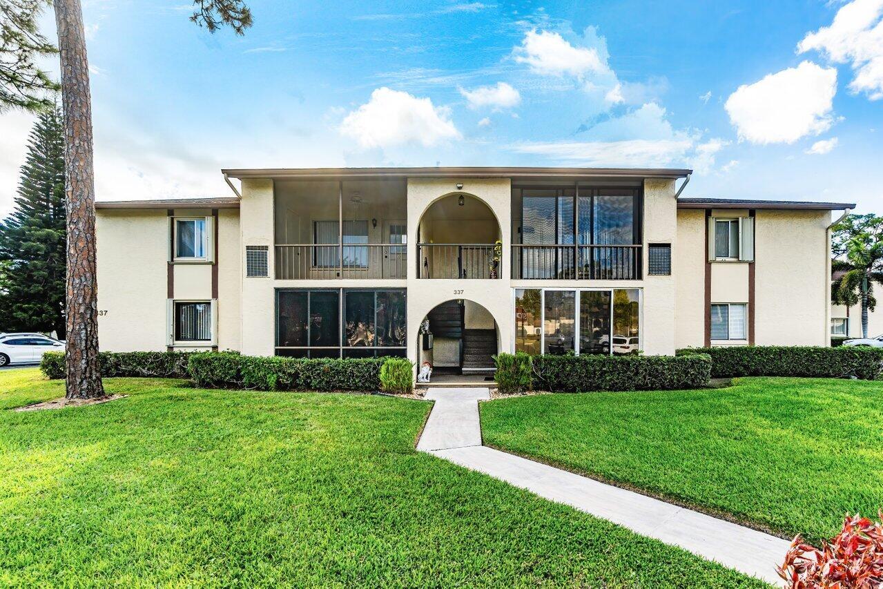 55 and older community. Priced accordingly-make this condo your own. Wood Laminate flooring, newer appliances.Great location, closet to Turnpike