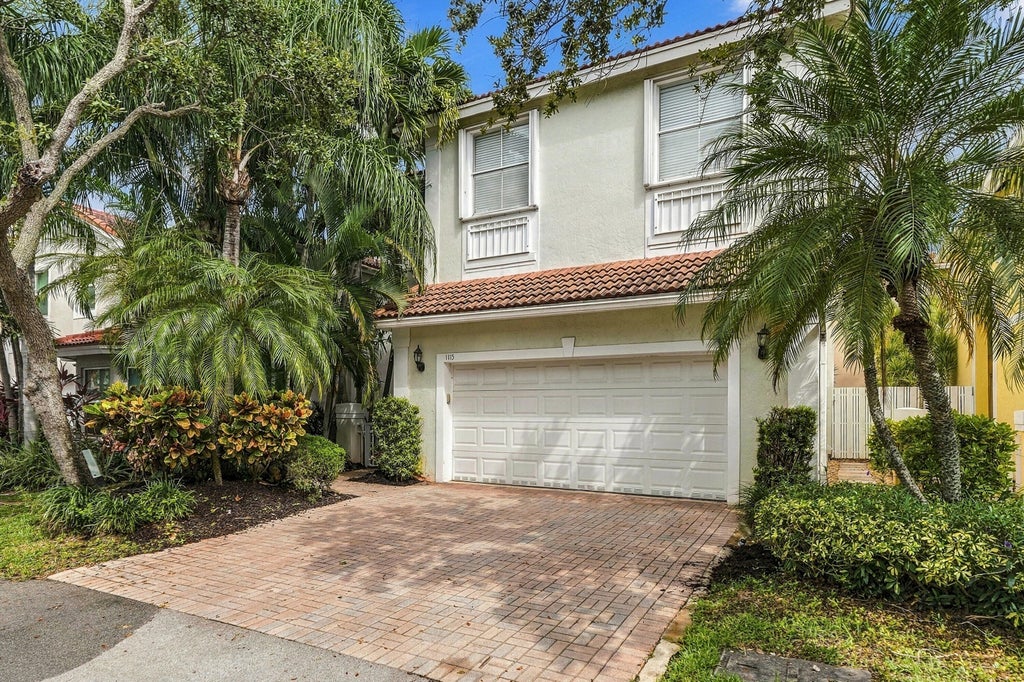 Photo of 1115 PAPAYA Street, Hollywood, FL 33019 (MLS # B26080692)