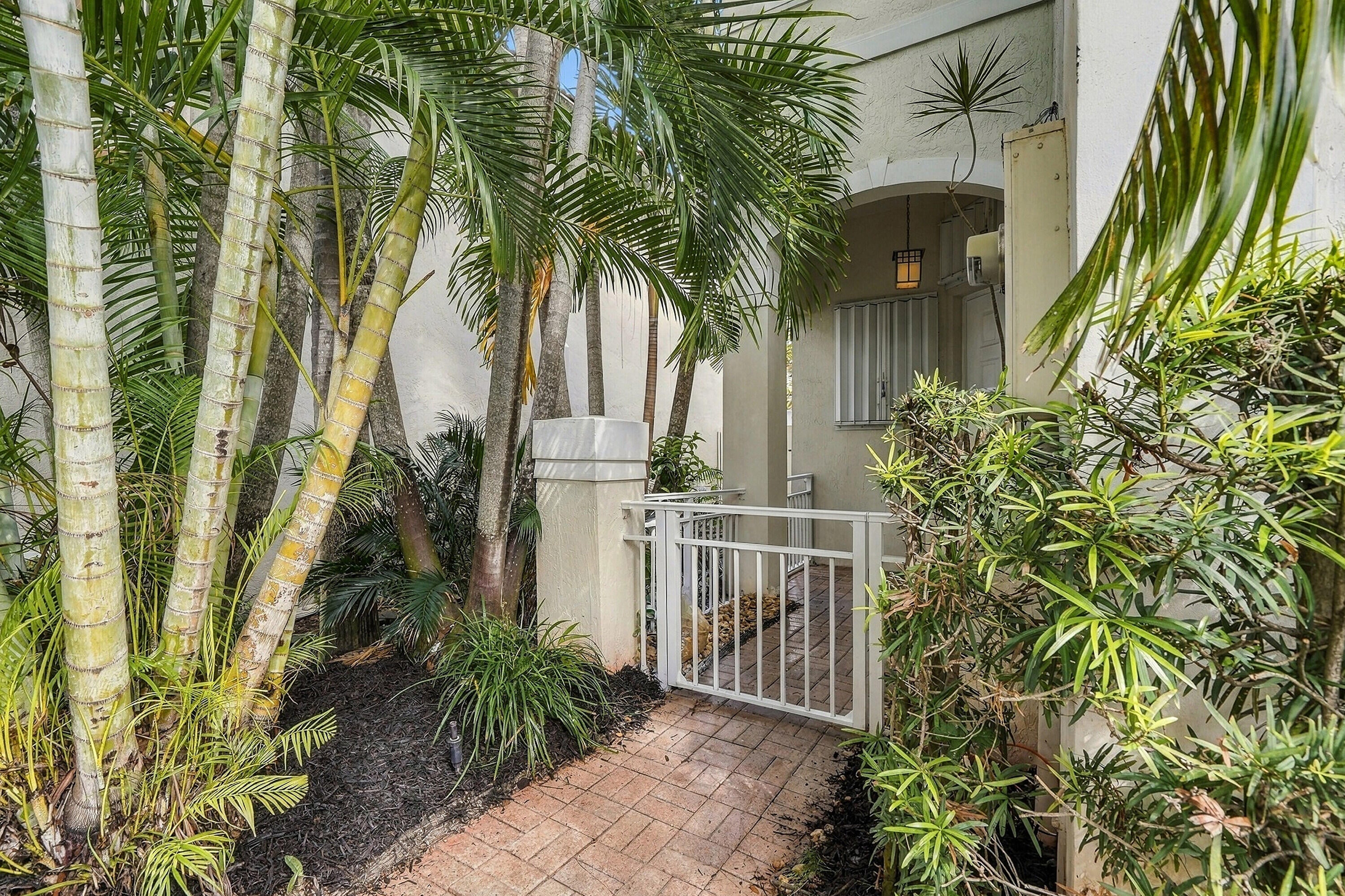 1115 PAPAYA Street
