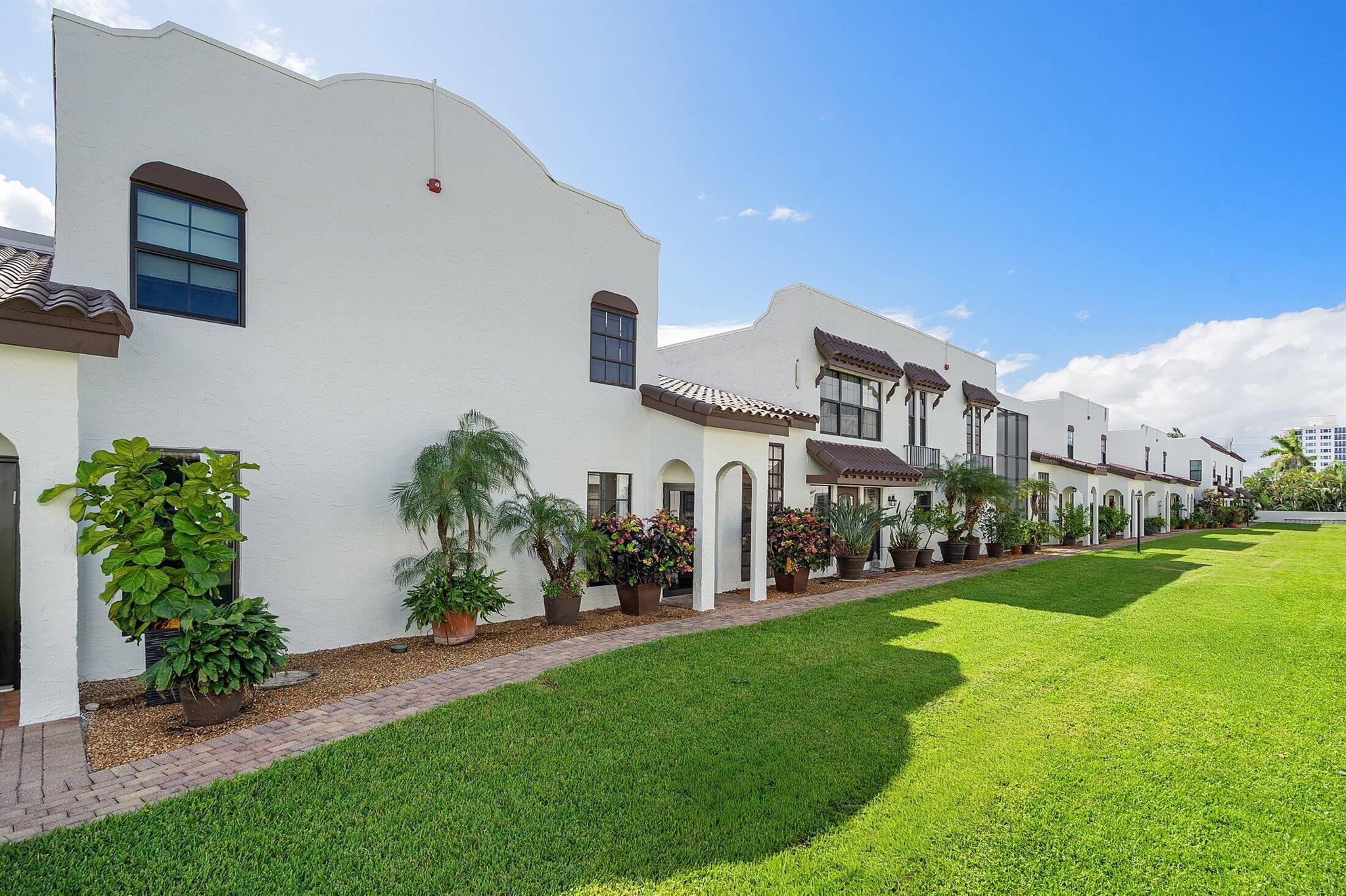 JARDIN DEL MAR COND - Residential