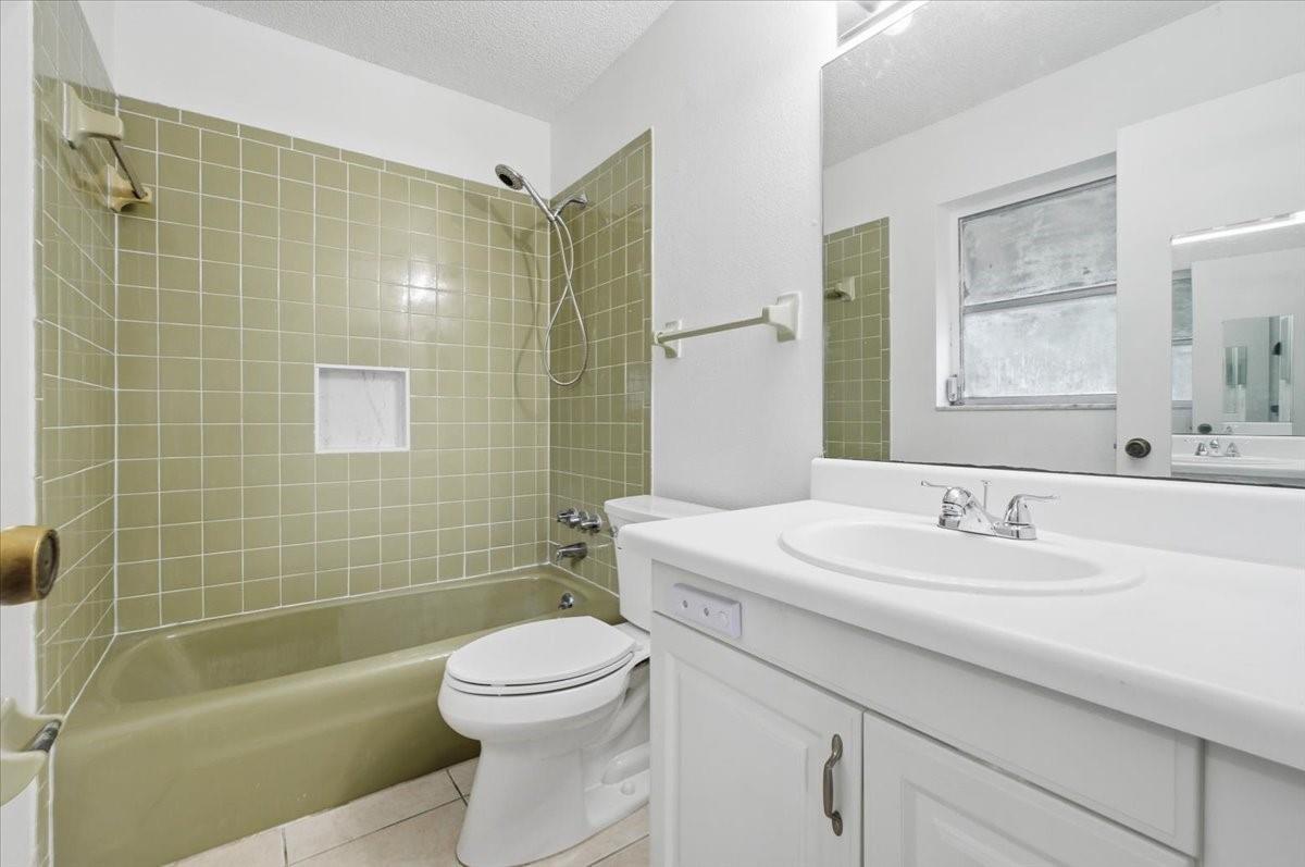 CORAL SPRINGS LAKES - Residential Lease