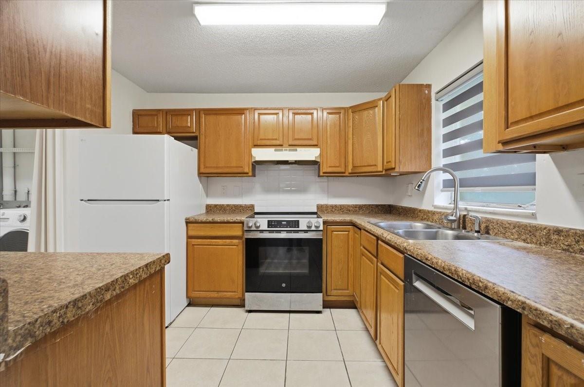 CORAL SPRINGS LAKES - Residential Lease