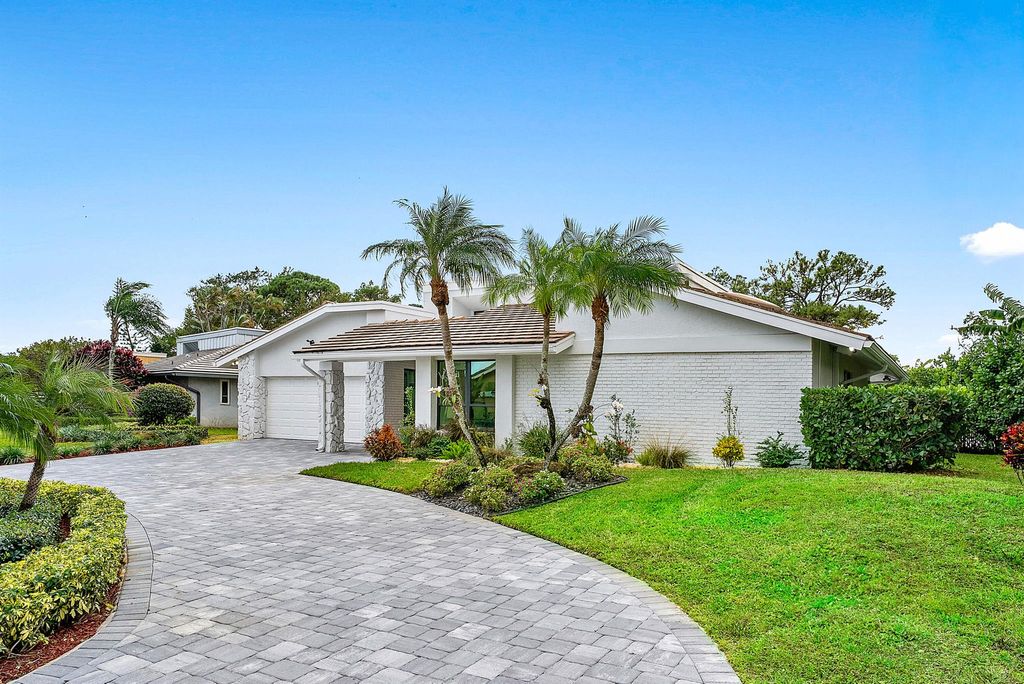Photo of 624 Lakewoode Circle W, Delray Beach, FL 33445 (MLS # R11148441)