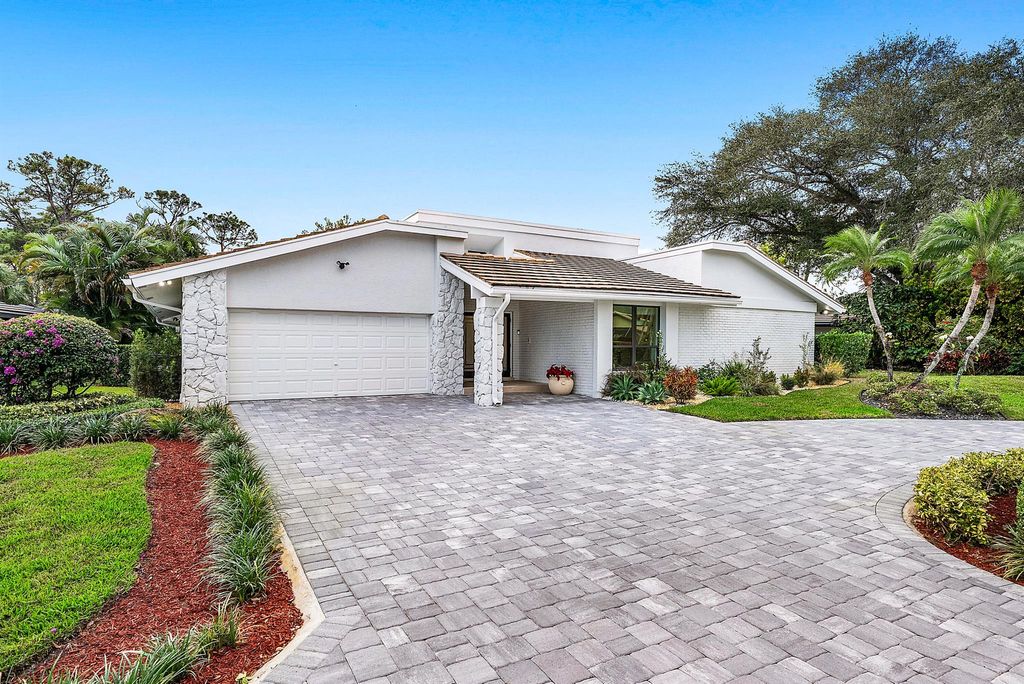 Photo of 624 Lakewoode Circle W, Delray Beach, FL 33445 (MLS # R11148441)