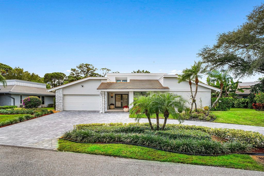 Photo of 624 Lakewoode Circle W, Delray Beach, FL 33445 (MLS # R11148441)