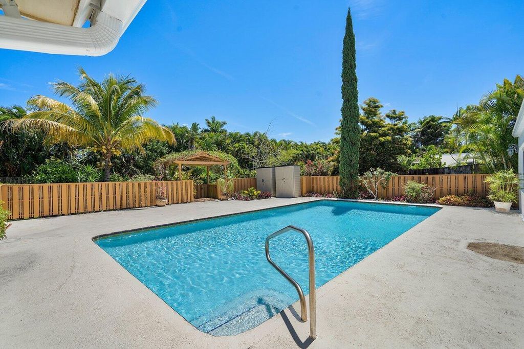 Photo of 60 Yacht Club Place, Tequesta, FL 33469 (MLS # R10979949)