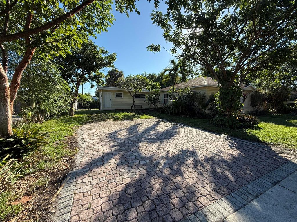 Photo of 716 S Pine Street, Lake Worth Beach, FL 33460 (MLS # R11147096)