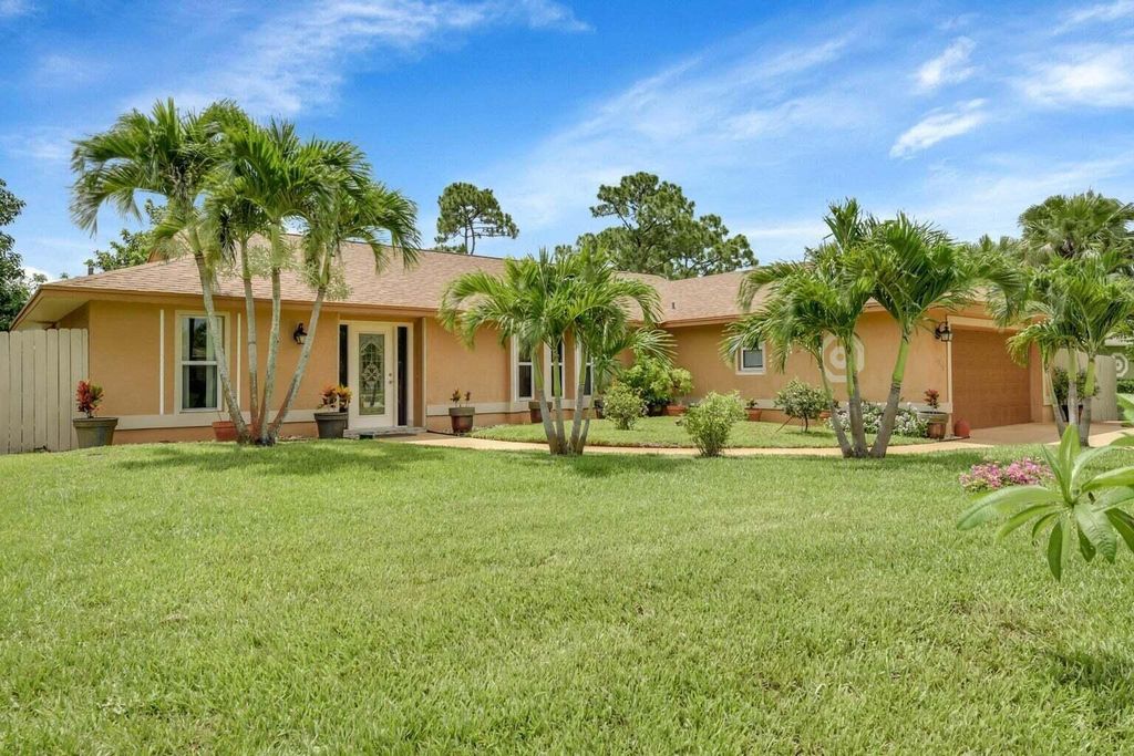 Photo of 1512 SE Crown Street, Port Saint Lucie, FL 34983 (MLS # R10950666)