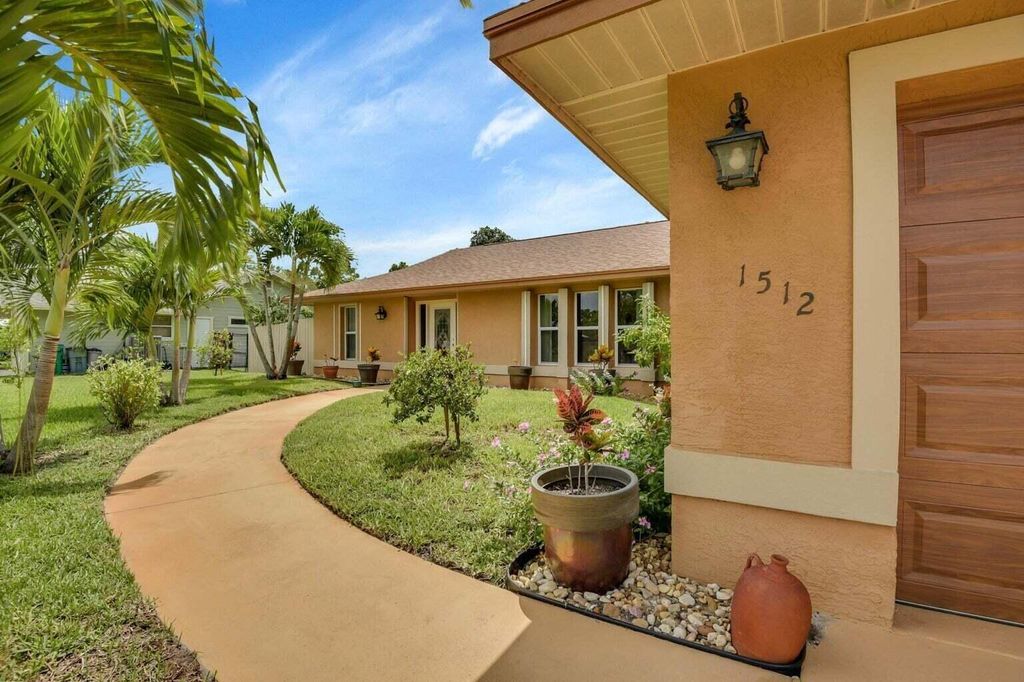 Photo of 1512 SE Crown Street, Port Saint Lucie, FL 34983 (MLS # R10950666)