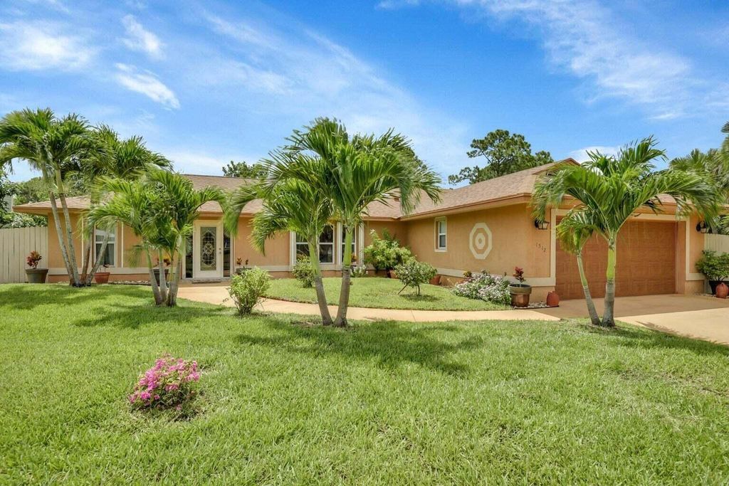 Photo of 1512 SE Crown Street, Port Saint Lucie, FL 34983 (MLS # R10950666)