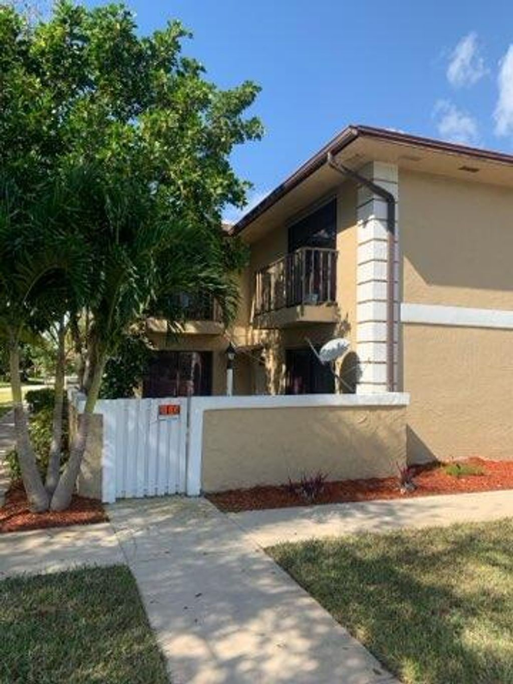 Photo of 1482 N Lawnwood Circle #31-A, Fort Pierce, FL 34950 (MLS # R11038763)