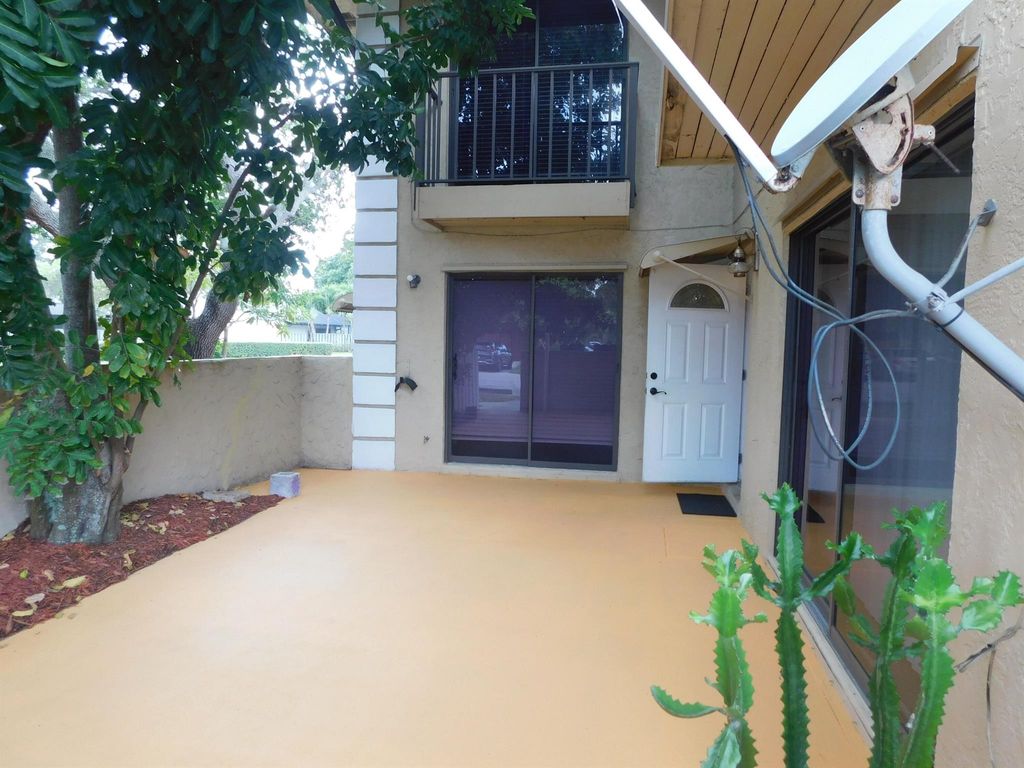 Photo of 1482 N Lawnwood Circle #31-A, Fort Pierce, FL 34950 (MLS # R11038763)