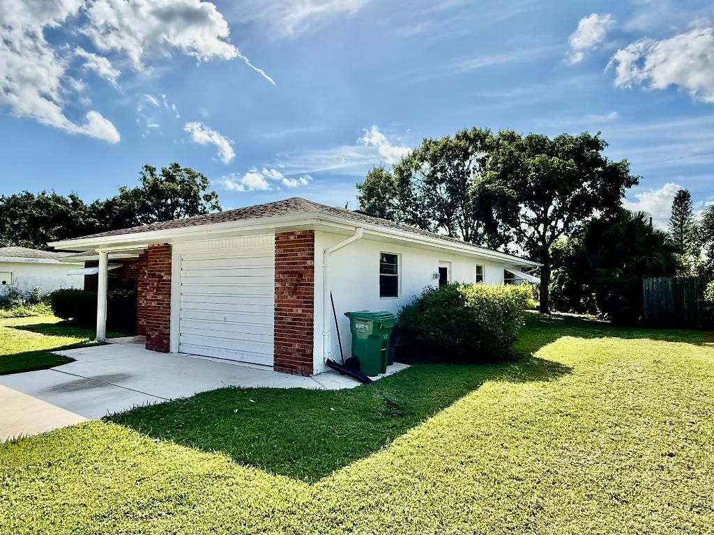 Photo of 612 N Coconut Avenue N, Port Saint Lucie, FL 34952 (MLS # R11135549)