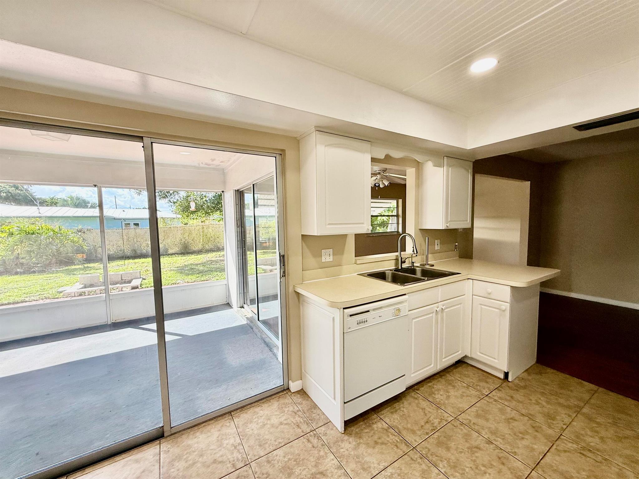 612 N Coconut Avenue N