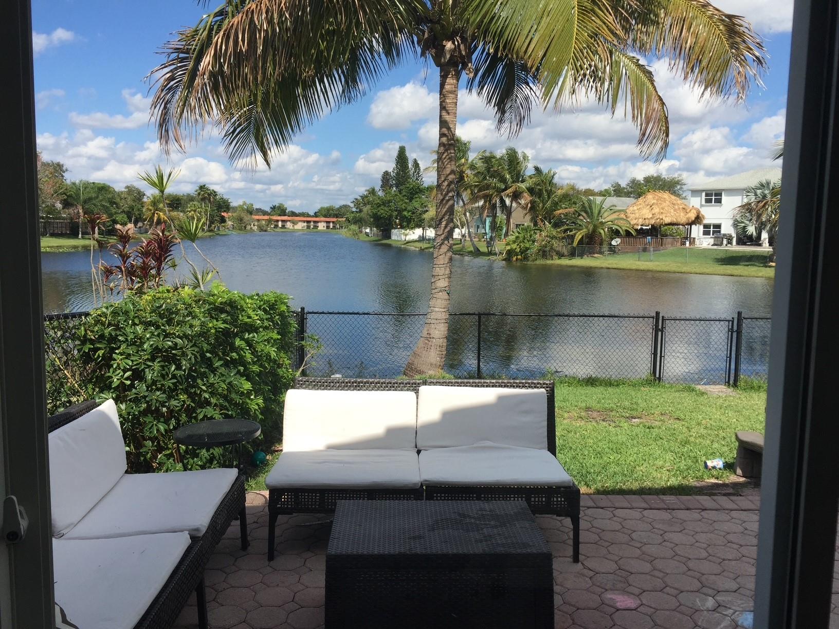 455 Lakeside Cir