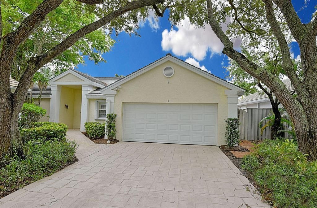 Photo of 4 Commodore Place, Palm Beach Gardens, FL 33418 (MLS # R10729804)