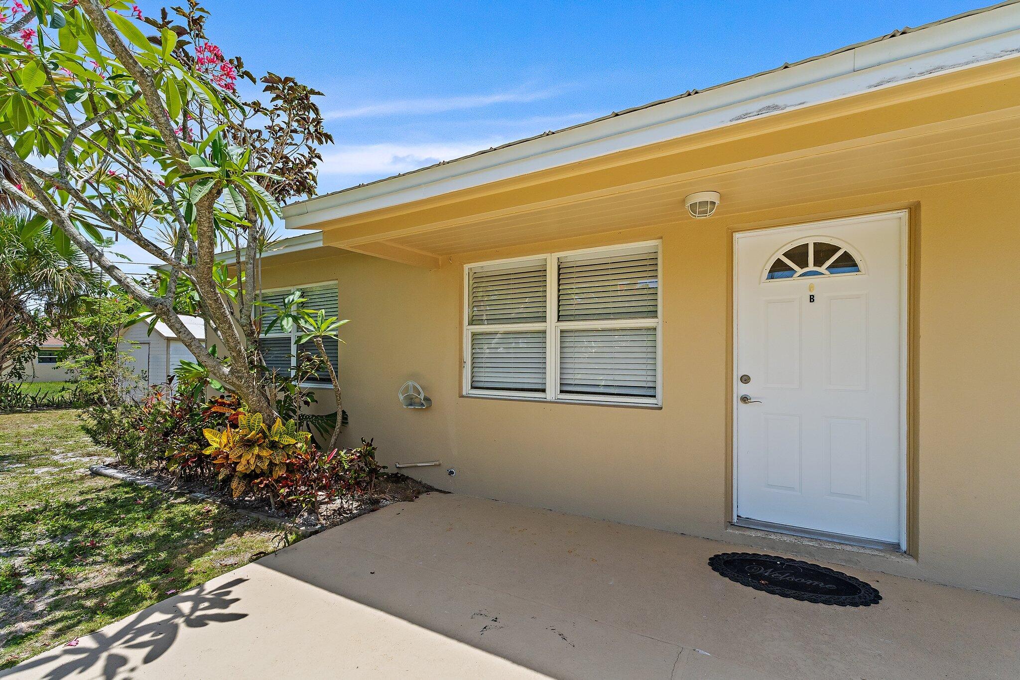 2 bedroom, 1 bath, half duplex in Tequesta! 700 square feet freshly painted and ready to occupy. Full size washer dryer shared on site. No pets allowed. Close to everything Tequesta has to offer. Clean, quiet and tranquil. Come see it today!