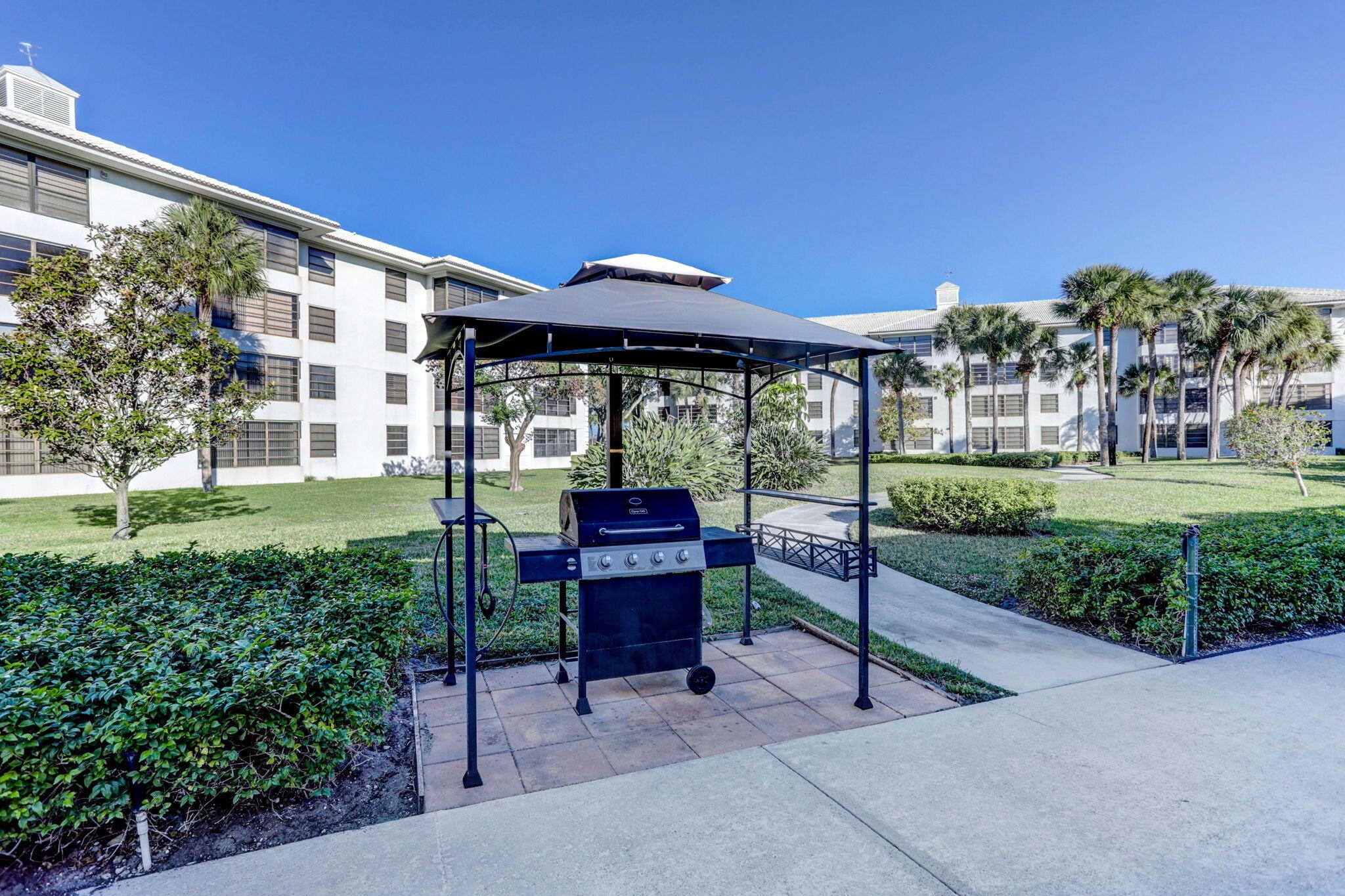3516 Whitehall Drive 101, West Palm Beach, FL, 33401/$190,900 2 3516 Whitehall Drive 101