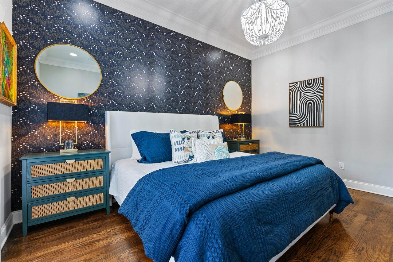 The best location close to beach, downtown and all the best Delray Beach has to offer. This adorable rental boasts designer wall coverings in every room and brand new, high-end furnishings throughout. But what sets this place apart is the 4-mile loop that takes you past multimillion-dollar homes, architectural wonders, pristine beaches, and Atlantic Ave. A leisurely stroll that's as invigorating as it is picturesque! Take a break along the way to grab a coffee or do some quick retail therapy at our suggested spots. It's not just a walk; it's a chance to soak in the coastal charm and maybe pick up a few local treasures. ''Walkers Paradise'', it's your gateway to an effortlessly luxurious coastal experience.