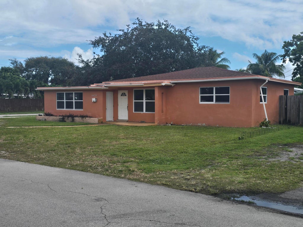 Photo of 1401 S 23RD Avenue, Hollywood, FL 33020 (MLS # B26093857)
