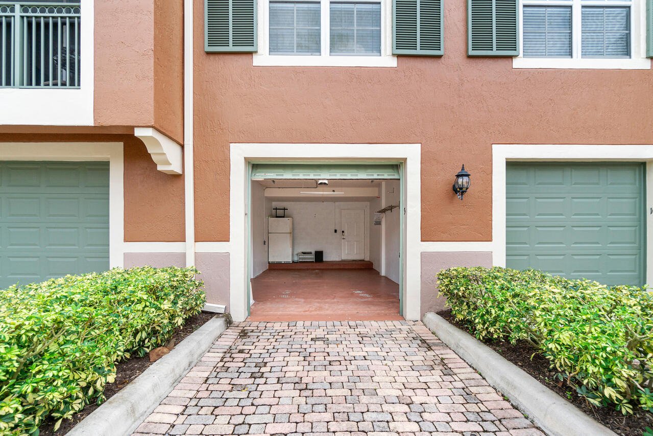 ST ANDREWS AT POLO CLUB CONDO - Residential Lease