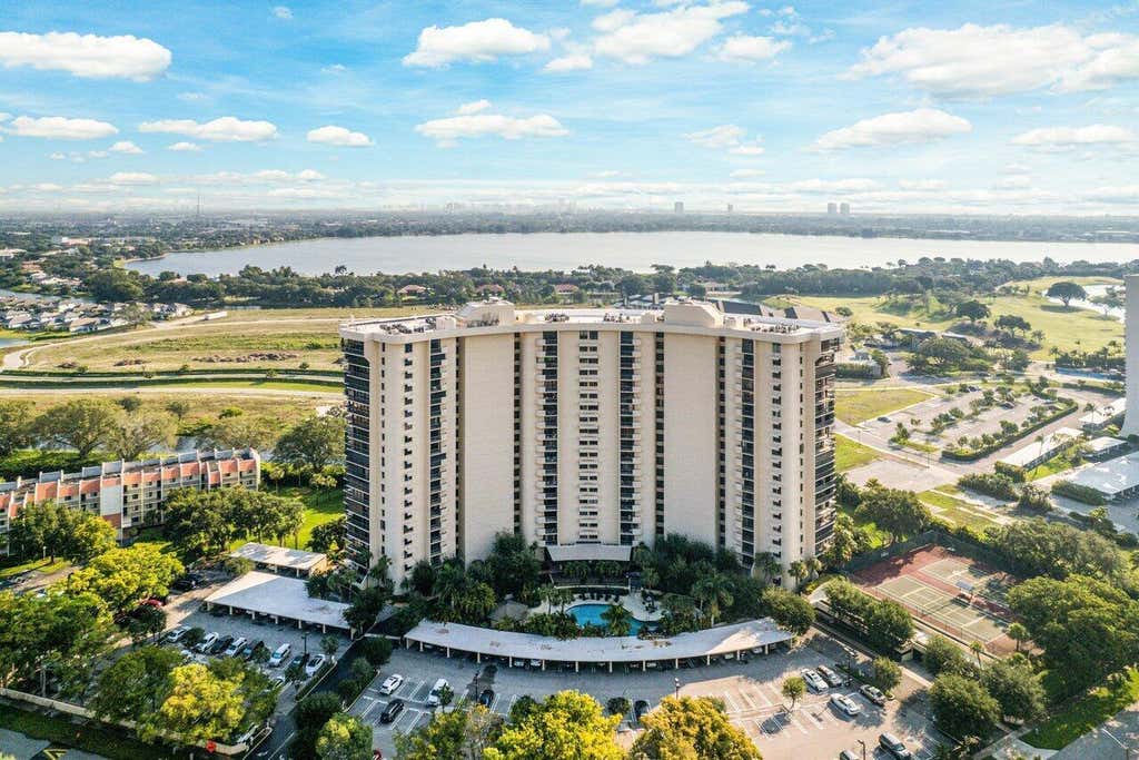 Photo of 2450 PRESIDENTIAL Way #1606, West Palm Beach, FL 33401 (MLS # B26063403)