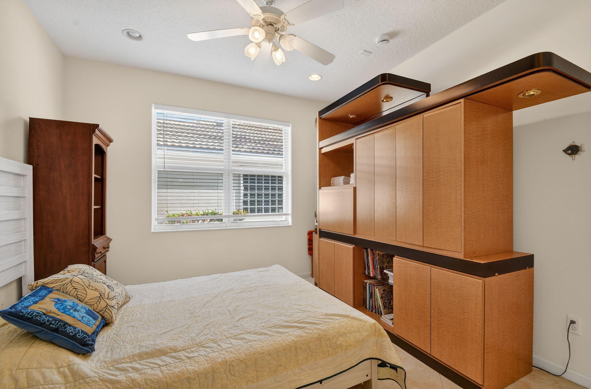 VALENCIA FALLS - Residential