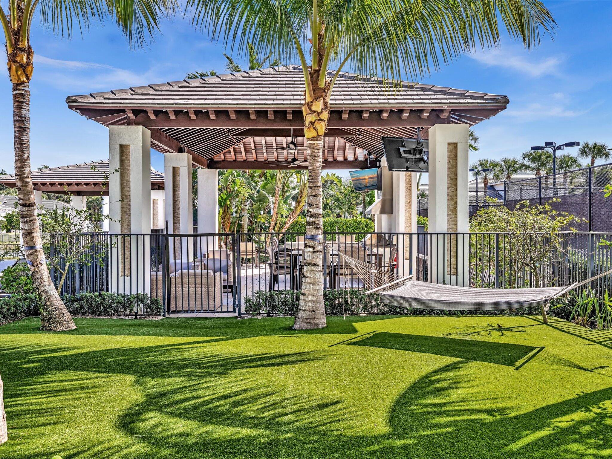 ROYAL PALM POLO - Residential