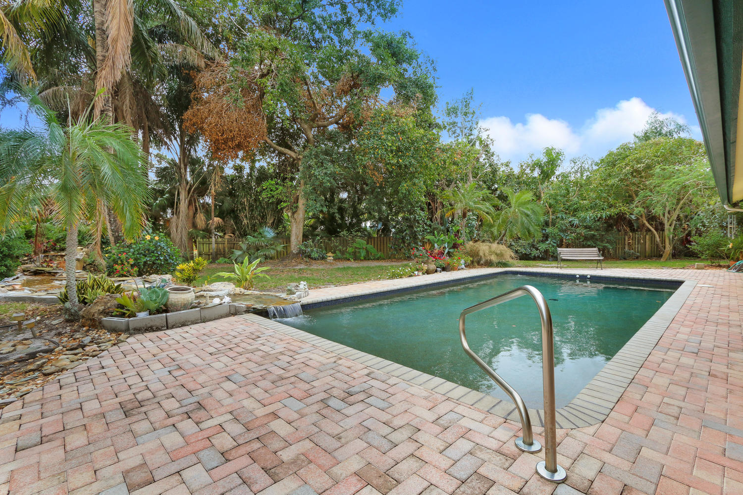 TEQUESTA PINES - Residential