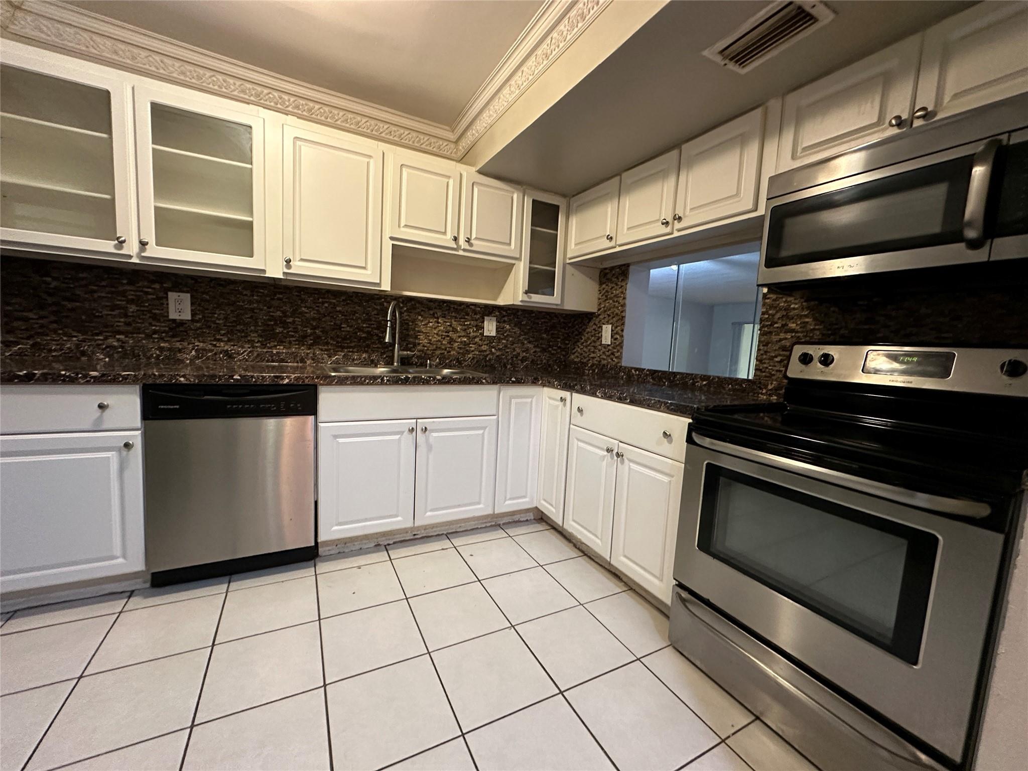 The Courts Of Inverrary P - Residential Lease