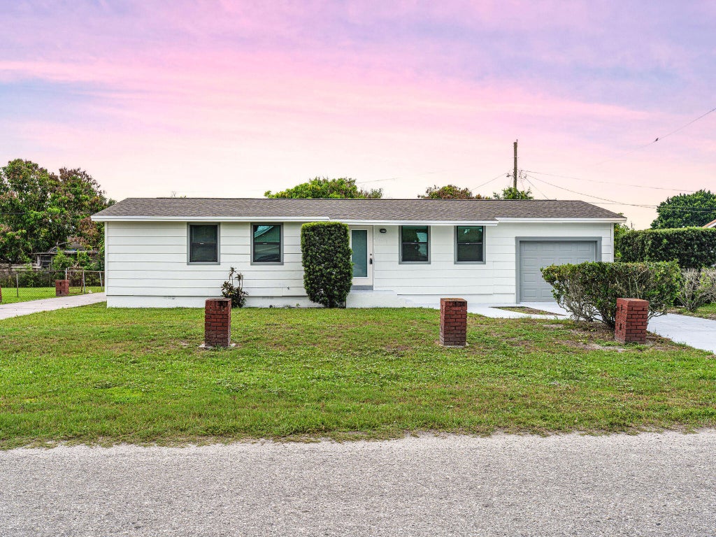 Photo of 1028 Kentucky Avenue, Clewiston, FL 33440 (MLS # B26036546)