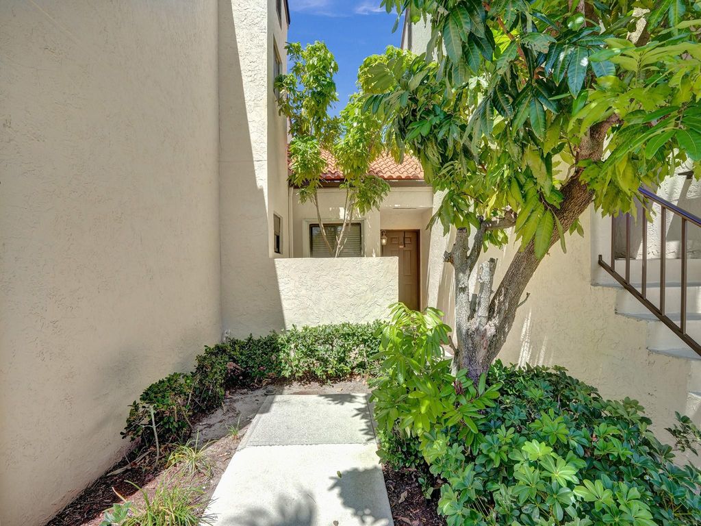 Photo of 23 Via De Casas Sur #104, Boynton Beach, FL 33426 (MLS # F10435111)