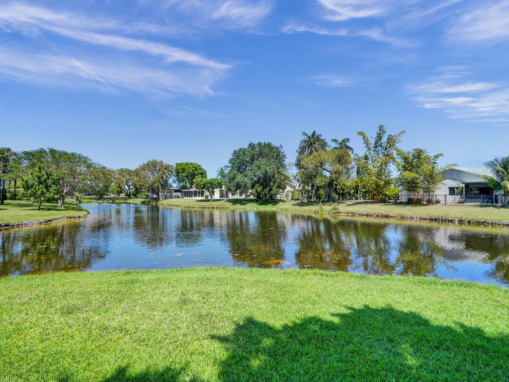 Photo of 23 Via De Casas Sur #104, Boynton Beach, FL 33426 (MLS # F10435111)