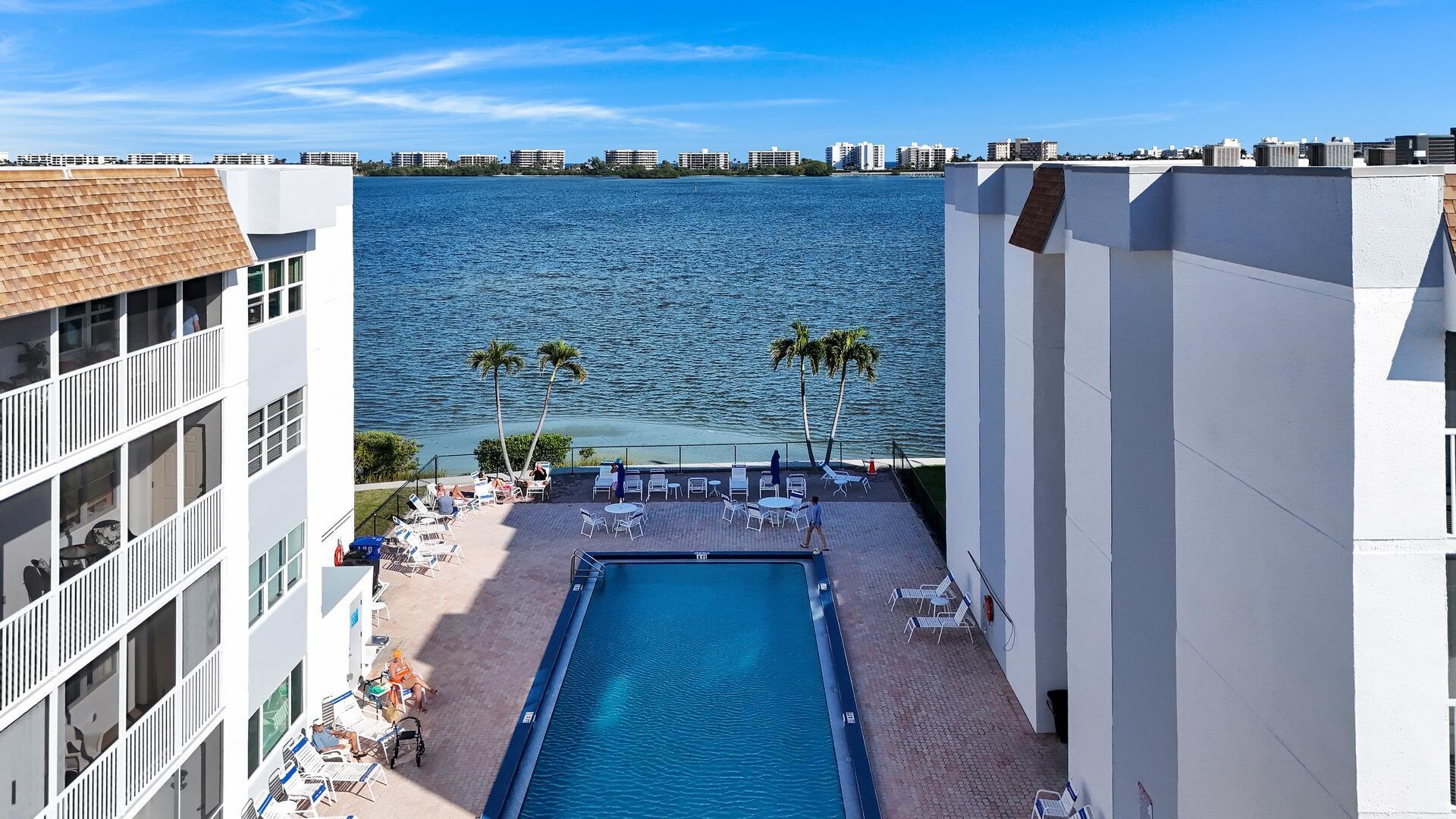 PALM LAKE - Residential