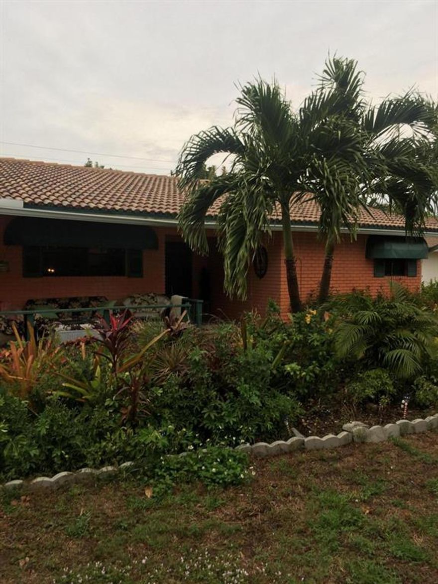 3 bedroom 2 bath home with pool.
Updated Kitchen with newer tile floors.
2 car garage.  Home needs some TLC.