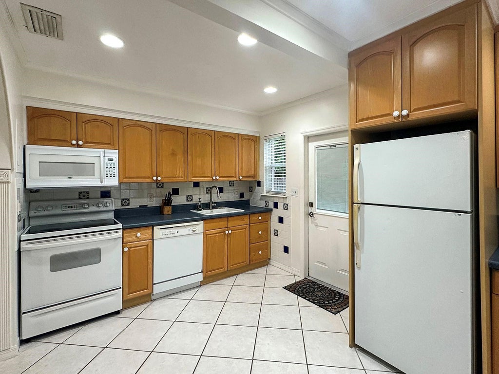 Photo of 1613 NW 4TH Avenue, Fort Lauderdale, FL 33311 (MLS # B26079568)