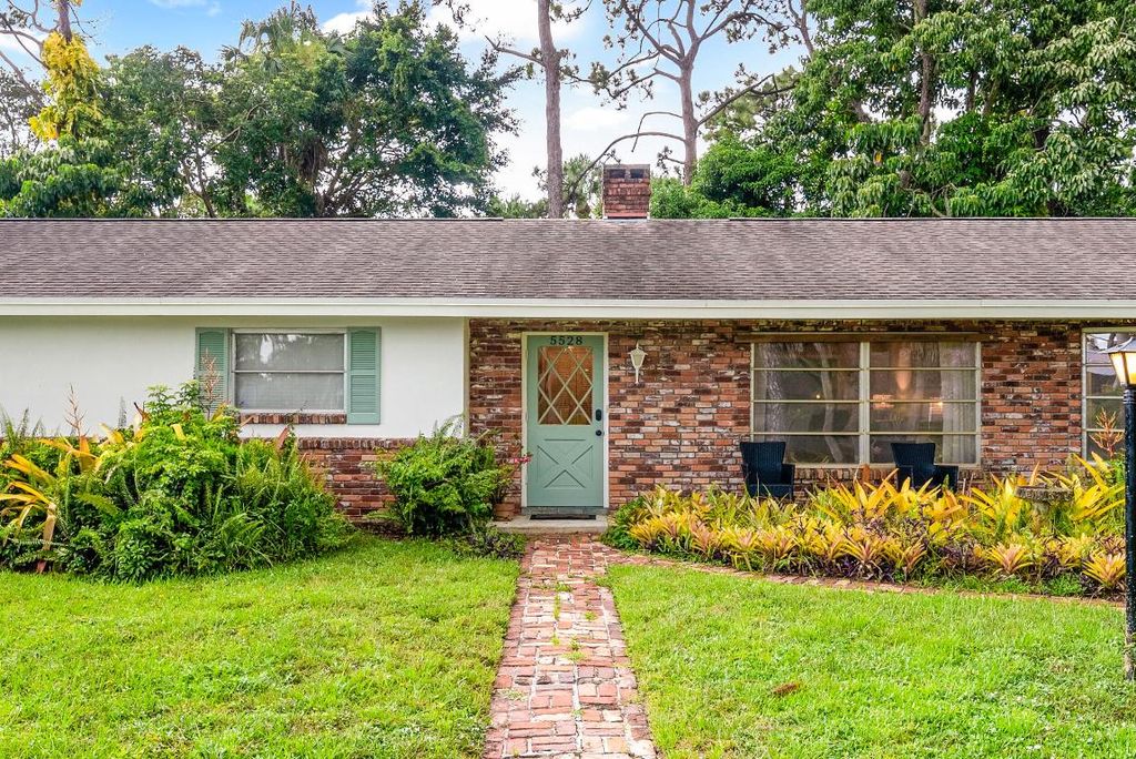 Photo of 5528 Hibiscus Road, Jupiter, FL 33458 (MLS # R10909048)