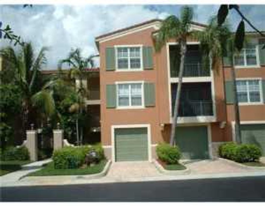 GREAT CONDO READY FOR NEW OWNER, NICE KITCHEN WITH SPLIT BEDROOMS. CLUBHOUSE IS VERY NICE WITH ALL AMENITIES. CLOSE TO EVERYTHING WELLINGTON HAD TO OFFER.